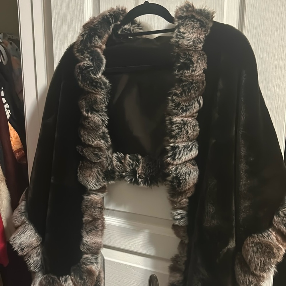 Faux fur wrap - dark brown with lighter brown edges. 

Worn twice. Like new.